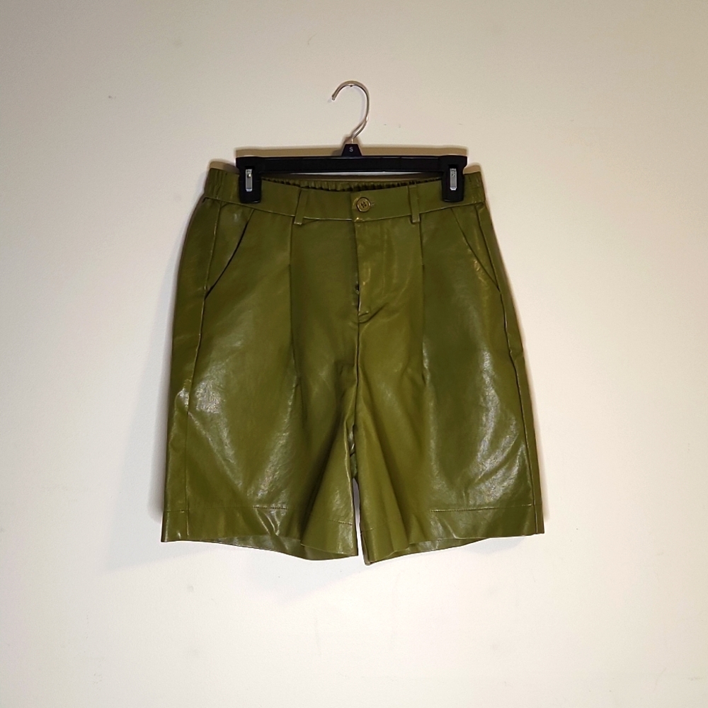 🩳 Shorts - Olive Green faux leather pleated shorts